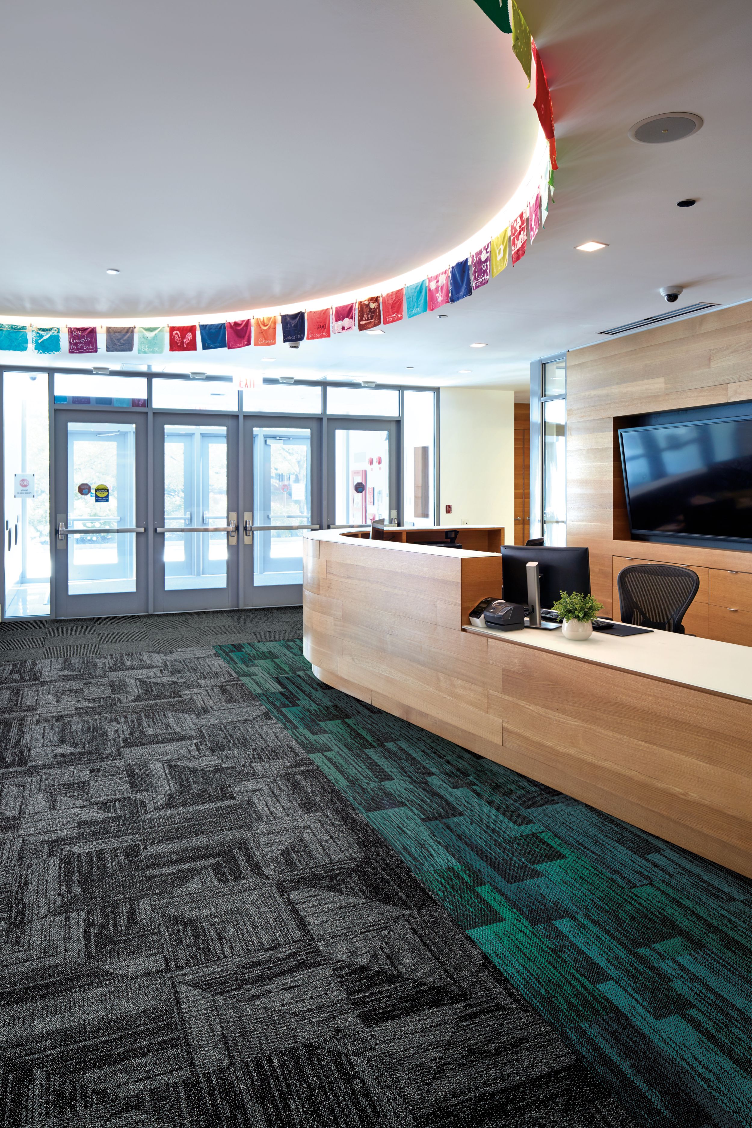 Interface Open Air 403 carpet tile in front desk area with multi color small flags overhead Bildnummer 2